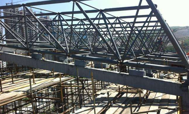 阿尔山简述网架公司的黑色压型钢板的吊装步履